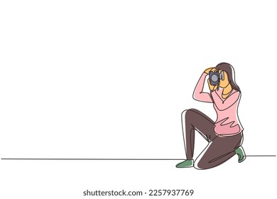 Continuous one line drawing happy photographer is taking photo using dslr camera. Female character standing full length and shooting. Studio photography. Single line draw design vector illustration