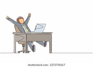 Continuo dibujo de una línea feliz hombre de negocios sentado en una silla en el escritorio usando una laptop celebrando la victoria con las manos levantadas. Celebrando la victoria, el concepto de emoción positiva. Gráfico vectorial de diseño de trazos de línea única