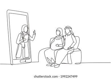 Una línea contínua dibujando a una doctora hijab sale de la pantalla de un smartphone frente a una paciente y da consultas a una joven pareja de pacientes con esposa embarazada. Gráfico vectorial de diseño de una sola línea