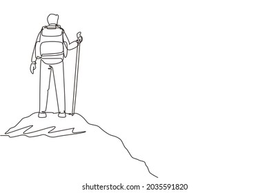 Kontinuierlicher 1-zeiliger Zeichnungswanderer mit Rucksack auf dem Berggipfel. Trekking Mann einfache Skizze. Der glückliche Bergsteiger erreichte den Gipfel des Berges. Vektorgrafik-Illustration mit Einzelzeilenzeichnung