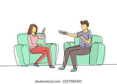 Continua entrevista periodística en una línea. Coworker, pequeñas charlas de colegas, conversación. Periodista, entrevistadora con empresaria comunicándose. Ilustración vectorial de diseño de líneas simples