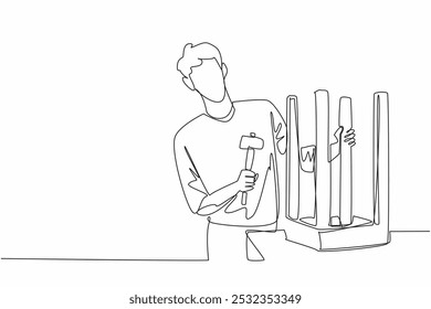 Línea continua que dibuja un hombre que fija una silla en posición invertida con el martillo. Habilidad y paciencia. Convertirse en un hombre hábil. Reparando. Día Nacional del bricolaje. Ilustración vectorial de diseño de dibujo de línea única