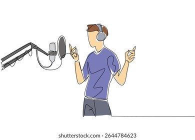 Uma linha contínua desenhando um homem de pé na frente de um microfone em pé usando fones de ouvido está cantando. Futuro cantor de estrela descoberto. Dia Nacional da Canção. Ilustração de vetor de design de desenho de linha única