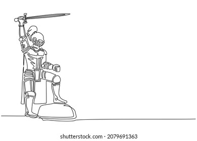 Continuo dibujo de una línea caballero medieval parado en armadura y casco sosteniendo el escudo y la espada elevada sobre la roca. Antiguo luchador. ilustración vectorial de diseño de línea única
