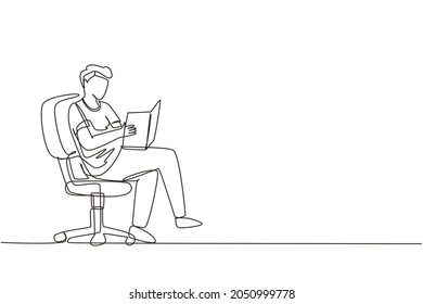 Continuo dibujo de una línea de un joven moderno leyendo un libro sentado en una silla. Lector masculino inteligente que disfruta de la literatura, que estudia y se prepara para el examen. ilustración vectorial de diseño de línea única