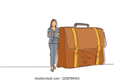 Kontinuierlich eine Linie zeichnen moderne selbstbewusste Unternehmerin auf großen Aktenkoffer. Happy hübsche Geschäftsfrau, die mit eleganter Pose steht. Vektorgrafik-Illustration mit Einzelzeilenzeichnung