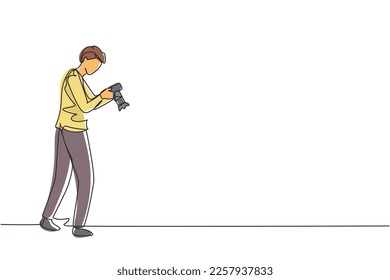Fotografos de una línea continuos o paparazzi tomando fotos con cámaras digitales con ángulos. Periodistas o reporteros revisando fotos. ilustración vectorial de diseño de línea única