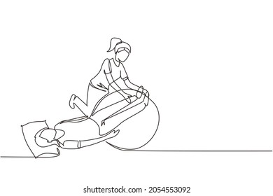 Fisioterapia de dibujo continuo de una línea rehabilitación composición isométrica con hembra sobre tapete, piernas sobre pelota de goma con asistente médico. Concepto de salud. Vector de diseño de tracción de línea única