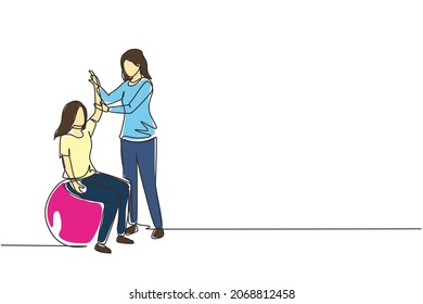Composición isométrica continua de dibujo de una línea de fisioterapia de rehabilitación con pacientes jóvenes sentados en la bola y doctora femenina sosteniendo la mano. Ilustración vectorial de diseño de líneas simples