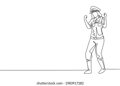 Continuo dibujo de una línea de la mujer de pie con gesto de celebración y trabajos de uniforme para controlar el tráfico de vehículos en la autopista. En espera de patrulla. ilustración vectorial de diseño de línea única