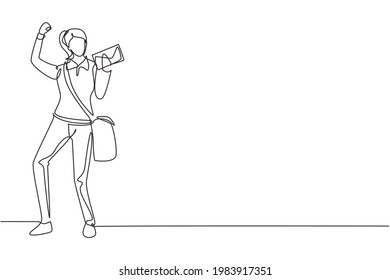 Continuo dibujo de una línea de una mujer de pie con gesto de celebración, usando uniforme, bolsa y sobre de la mano entregando el correo a la dirección de casa. ilustración vectorial de diseño de línea única