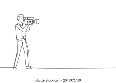 Operador profesional de cámara de dibujo continuo de una línea con una cámara grande sobre el hombro. Camarógrafo, reportero filmando contenido de televisión. Videógrafo con cámara. Ilustración vectorial de diseño de líneas simples