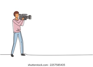 Kontinuierlich eine Linie ziehender professioneller Kameramann, der große Kamera auf der Schulter hält. Cameraman, Reporter filmen TV-Inhalte. Videograf mit Kamera. Vektorgrafik-Design für einzelne Linien