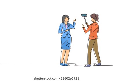 El equipo de rodaje profesional de línea continua graba una entrevista de video para el blog público vlog con smartphone y bastón monopodo. Periodista como presentadora de noticias. Vector de diseño de tracción de línea única