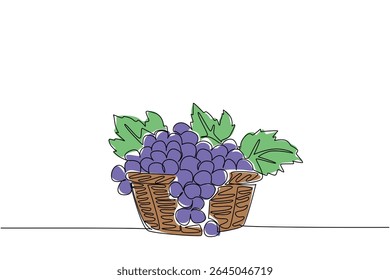 Uma linha contínua desenhando uvas roxas com folhas na cesta tecida. É a estação de uma colheita abundante de frutas. Uva deliciosa. Dia Nacional da Uva. Ilustração de vetor de design de desenho de linha única