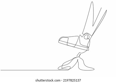 Continuo dibujo de una línea robot paso a paso en la cáscara de plátano comercial. Peligro inminente, cáscara de plátano bajo los pies. Riesgo comercial. Organo cibernetico robótico humanoide. Ilustración vectorial de diseño de una sola línea