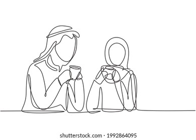 Continuous one line drawing romantic Arabian couple sitting enjoying a cup of coffee to enjoy the morning. Happy family and success life concept. Single line draw design vector graphic illustration