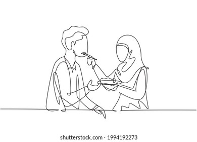 Una línea contínua dibujando a una romántica mujer árabe alimenta a su esposo. Feliz cena de pareja en el restaurante. Celebrar aniversarios de bodas. ilustración vectorial de diseño de línea única