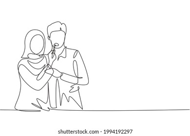 Continuous one line drawing romantic Arabian woman feeding husband for breakfast. Celebrate wedding anniversaries and enjoy romantic moment at home. Single line draw design vector graphic illustration