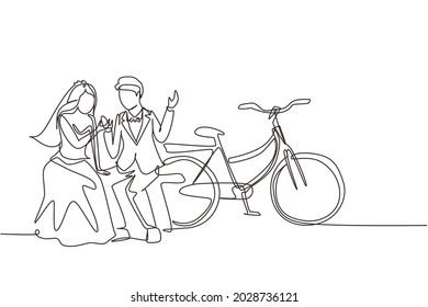 Continuous one line drawing romantic married couple chatting while sitting on bench. Couple ride bike. Man and woman in love with wedding dress. Single line draw design vector graphic illustration