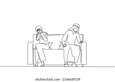 Una línea contínua dibujando la triste e infeliz esposa y esposo árabe sentados en el sofá y guardando silencio luego de la disputa en casa. Problemas de comunicación y lucha. Gráfico vectorial de diseño de trazos de línea única