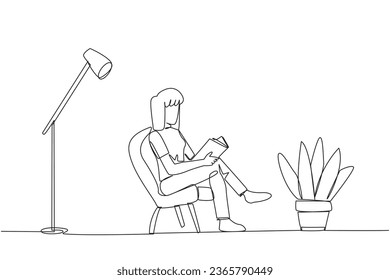 Una línea continua dibujando a una mujer inteligente sentada leyendo en una habitación con lámpara de lectura. Pasar las vacaciones incrementando el conocimiento leyendo libros. Me encanta leer. Ilustración vectorial de diseño de líneas simples