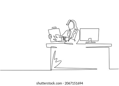 Dibujo continuo de una línea sonriente empleado bancario mostrando crédito bancario, contrato de préstamo o acuerdo hipotecario sentado en el escritorio con computadora. Prestadora de negocios. Gráfico vectorial de diseño de trazos de línea única