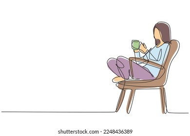 Tiempo de té continuo de una línea dibujando. Relajada y bella chica sentada en una silla moderna, disfrutando de un café caliente frente a la ventana, vista lateral, espacio libre. ilustración vectorial de diseño de línea única