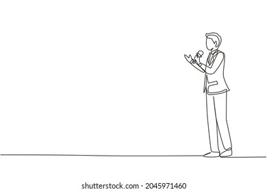 Continuous one line drawing TV news anchorman. News anchor broadcasting the news with a reporter live on screen. Journalist or reporter holding microphone. Single line draw design vector illustration