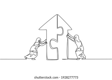 Una línea continua dibujando a dos jóvenes trabajadoras árabes empujando el rompecabezas para unir la construcción de flecha. Un concepto minimalista de trabajo en equipo exitoso. Ilustración gráfica del vector de diseño de líneas simples de moda