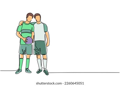 Una línea contínua dibujando a dos jugadores de fútbol abrazándose entre ellos. Dos amistosos caminando juntos después de que el partido terminó. Futbolistas masculinos celebrando su gol con abrazo. Vector de diseño de tracción de línea única