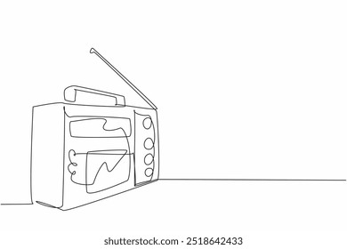 Eine durchgehende Linie, die ein Vintage-Radio mit einer Teleskopantenne zeichnet, sitzt auf einem Tisch. Die Vielseitigkeit und Anpassungsfähigkeit des Radios. Zeitlos. Weltfunktag. Vektorgrafik mit einfarbiger Zeichnung