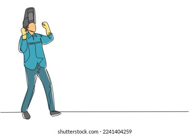 El soldador de una línea continua con gesto de celebración y el escudo facial se retira listo para trabajar en su taller de hierro. Negocios exitosos. ilustración vectorial de diseño de línea única