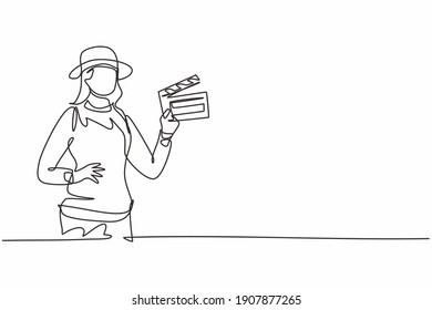 Kontinuierliche Zeichnung einer jungen Regisseurin hält Klappbrett mit Händen auf Hüfte. Minimalistisches Konzept für professionelle Berufe. Vektorgrafik-Illustration mit Einzelzeilenzeichnung