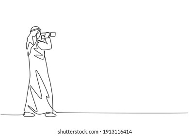 Continuous one line drawing of young Arab businessman looking goal target with binocular. Business development vision minimalist concept. Trendy single line draw design vector graphic illustration