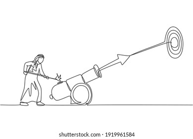Una línea contínua dibujando a jóvenes trabajadores árabes incendiando cannonball para alcanzar el objetivo de negocios. Concepto minimalista de estrategia comercial exitosa. Ilustración gráfica del vector de diseño de líneas simples de moda
