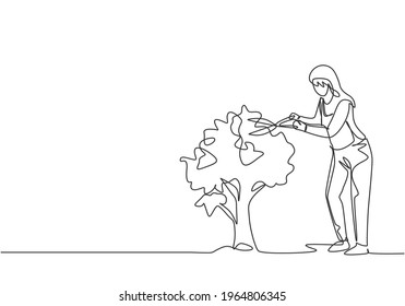 Una línea continua dibujando a una joven agricultora cortó las hojas del árbol usando tijeras de plantas. El concepto minimalista de desafío agrícola. Ilustración gráfica vectorial de diseño de líneas simples.