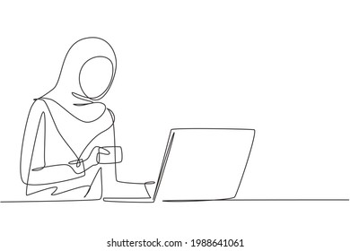 Una línea contínua dibujando a una joven árabe escribiendo código de tarjeta de crédito en un portátil alrededor de la mesa. Estilo de vida digital, comercio electrónico, concepto de pago. ilustración vectorial de diseño de línea única