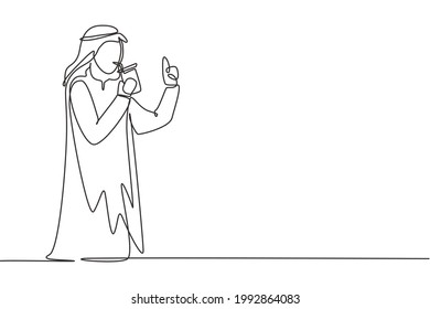 Continuous one line drawing young Arabian man holding a cup of coffee while thinking about tomorrow's work plans. Success and relaxing lifestyle. Single line draw design vector graphic illustration