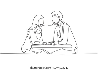 Continuous one line drawing young Arabian couple eating spaghetti together. Celebrate anniversaries and enjoy romantic dinner at modern restaurant. Single line draw design vector graphic illustration
