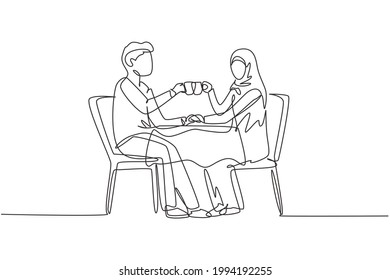 Kontinuierlich eine Linie zeichnen junge arabische Ehepaare mit romantischen Abendessen, beide mit Tassen. Hochzeitstag im Luxusrestaurant. Vektorgrafik-Illustration mit Einzelzeilenzeichnung