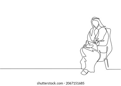 Continuous one line drawing young Arabian businessman with clipboard. Male executive sitting in armchair. Man taking notes. Psychology consultation. Single line draw design vector graphic illustration