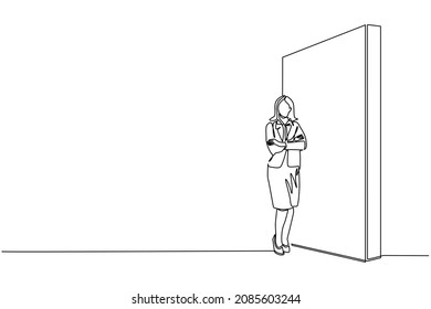 Una línea contínua que dibuja a una joven empresaria de pie y se inclina contra la pared, pensando algo en una nueva empresa de negocios. Largo o cuerpo completo. ilustración vectorial de diseño de línea única