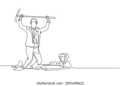 Una línea continua que atrae a un joven empresario en un hoyo que baila alegremente mientras levanta un pickaxe con ambas manos y encuentra diamante o piedra preciosa. ilustración vectorial de diseño de línea única