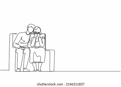 Una línea continua dibujando a un joven cuidadoso sentado en el sofá, abrazando a una mujer deprimida y tratando de ayudarla o apoyarla. Apoyo, depresión mental. Gráfico vectorial de diseño de trazos de línea única