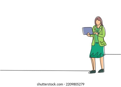 Dibujo continuo de una línea de una joven trabajadora parada mientras sostenía el portátil para tipear. Gestor de negocios exitoso. Concepto minimalista. Ilustración gráfica del vector de diseño de líneas simples de moda