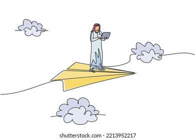 Kontinuierlich eine Linie zeichnen junge arabische männliche Arbeiter stehend und halten Laptop auf fliegendem Papierflugzeug. Business Manager minimalistisches Metapherkonzept. Vektorgrafik-Illustration mit Einzelzeilenzeichnung