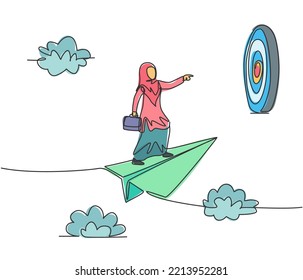 Kontinuierliche Zeichnung einer jungen arabischen Arbeiterin auf einem fliegenden Papierflugzeug, das bereit ist, das Ziel zu treffen. Erfolgreicher Geschäftsführer. Minimalistisches Metapherkonzept. Vektorgrafik-Vektorgrafik-Illustration mit einer einzelnen Linie