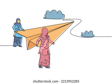 Una línea continua dibujando a una joven trabajadora árabe sosteniendo un avión de papel en la cima de la colina. Gestor de negocios exitoso. Concepto de metáfora minimalista. ilustración vectorial de diseño de línea única