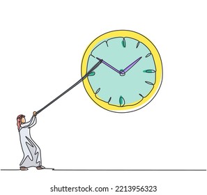 Una línea continua dibujando a un joven trabajador árabe tirando de un reloj de pared analógico grande en el sentido de las agujas del reloj con cuerda. Concepto minimalista de negocios de gestión del tiempo. Ilustración gráfica vectorial de diseño de líneas simples.
